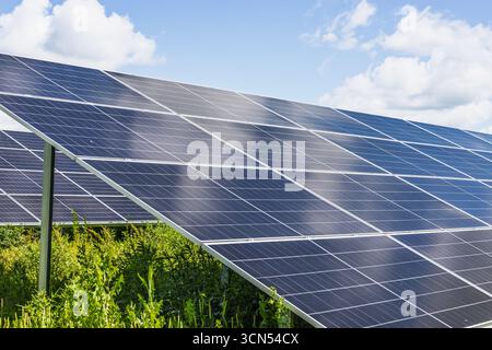 Solar Farm Array che genera energia rinnovabile pulita Foto Stock