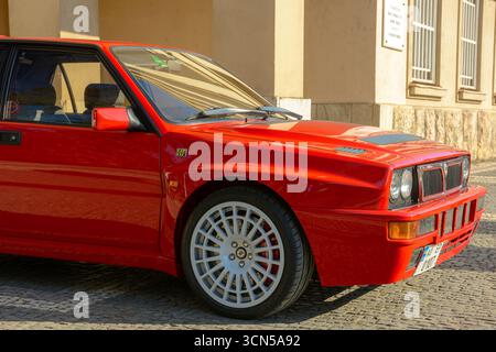 uzhhorod, ucraina - 31 ottobre 2021: delta della lancia rossa. vista frontale di tre quarti con griglia, fari e cofano di una leggendaria auto da rally italiana su un lettino Foto Stock