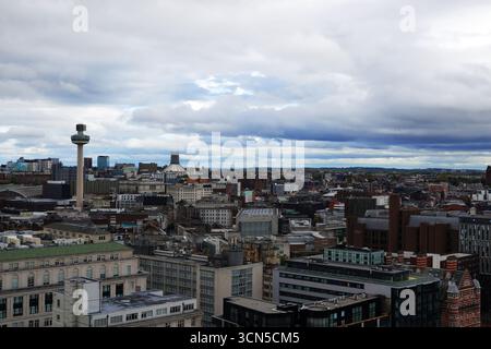 Vista aerea dello skyline di Liverpool, che mostra un contrasto tra architettura storica e moderna. Foto Stock