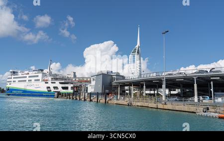 Terminal dei traghetti per l'Isola di Wight a Portsmouth Foto Stock