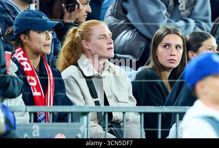Monaco, Germania. 17 settembre 2025. Stine Ballisager del Bayern Muenchen Momoko Tanikawa del Bayern Muenchen nella fase di League Matchday 1 match FC BAYERN MUENCHEN - CHELSEA FC del calcio UEFA Champions League 2025/26 all'Allianz Arena di Monaco, 17 settembre 2025, FCB, Muenchen fotografo: ddp Images/STAR-Images Credit: ddp media GmbH/Alamy Live News Foto Stock