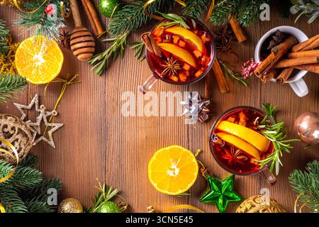 Tradizionale cocktail natalizio con VIN brulé aromatico, bevanda con tè rosso con spezie, cannella, arancia e rosmarino, a Natale capodanno Foto Stock