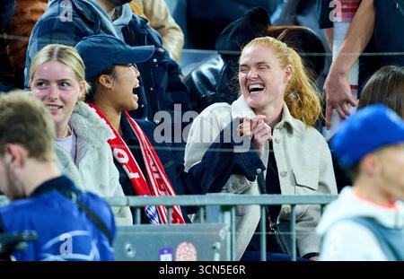 Monaco, Germania. 17 settembre 2025. Stine Ballisager del Bayern Muenchen Momoko Tanikawa del Bayern Muenchen nella fase di League Matchday 1 match FC BAYERN MUENCHEN - CHELSEA FC del calcio UEFA Champions League 2025/26 all'Allianz Arena di Monaco, 17 settembre 2025, FCB, Muenchen fotografo: ddp Images/STAR-Images Credit: ddp media GmbH/Alamy Live News Foto Stock