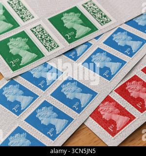 Un mix di francobolli di prima classe e seconda classe con il ritratto della Regina Elisabetta II Foto Stock