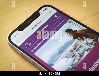 Applicazioni di banking/finanza e banking online NAT West Bank su uno schermo iPhone 12 Foto Stock