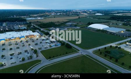 un'area sviluppata, probabilmente suburbana o semi-rurale, al crepuscolo o all'alba Foto Stock