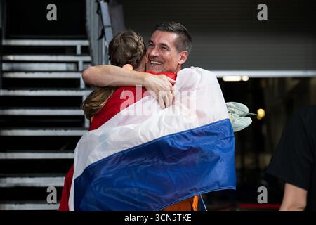 Femke Bol dei Paesi Bassi con il suo allenatore Laurent Meuwly, dopo aver vinto la finale femminile di 400 m ostacoli durante i Campionati mondiali di atletica leggera Tokyo 2025 del giorno 7 al Japan National Stadium il 19 settembre 2025 a Tokyo, Giappone. (Crediti: Andy Astfalck/MTB-Photo/Alamy Live News) Foto Stock