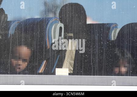 NOTA PER i REDATTORI: I volti dei bambini sono stati pixellati in quanto il Picture Desk della PA non è stato in grado di ottenere il permesso necessario per fotografare un bambino sotto i 16 anni su questioni riguardanti il loro benessere. Un gruppo di persone ritenute migranti in partenza in autobus dal complesso Border Force di dover, nel Kent, a seguito di un piccolo incidente in barca nel Canale. Data foto: Venerdì 19 settembre 2025. Foto Stock