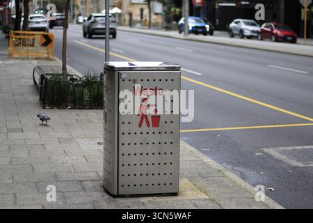 Un moderno cestino per rifiuti in una strada a Perth, Australia Occidentale Foto Stock