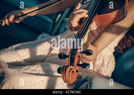 La giovane violinista suona la sua viola. Donna mano con alto violino. Foto Stock