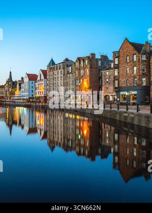 Vista notturna di Leith a Edimburgo, Scozia, Regno Unito Foto Stock