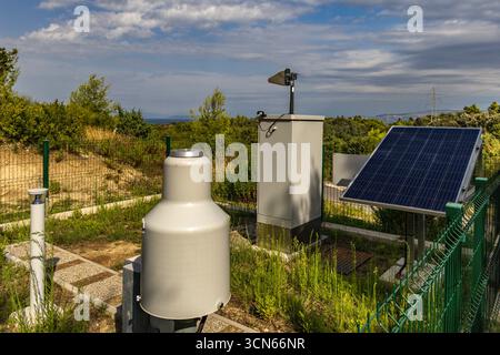Stazione meteorologica sull'isola di Rab in Croazia, che misura la velocità del vento, l'umidità dell'aria e la temperatura dell'aria Foto Stock