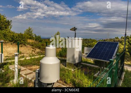 Stazione meteorologica sull'isola di Rab in Croazia, che misura la velocità del vento, l'umidità dell'aria e la temperatura dell'aria Foto Stock
