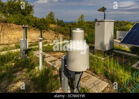 Stazione meteorologica sull'isola di Rab in Croazia, che misura la velocità del vento, l'umidità dell'aria e la temperatura dell'aria Foto Stock