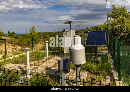 Stazione meteorologica sull'isola di Rab in Croazia, che misura la velocità del vento, l'umidità dell'aria e la temperatura dell'aria Foto Stock