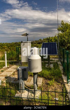 Stazione meteorologica sull'isola di Rab in Croazia, che misura la velocità del vento, l'umidità dell'aria e la temperatura dell'aria Foto Stock