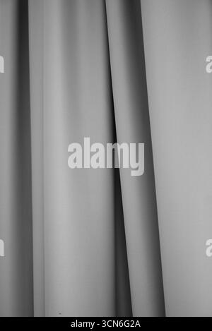 Immagine monocromatica astratta con linee curve uniformi che creano una composizione minimalista ed elegante. Foto Stock