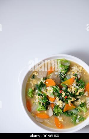Il Capcay è un popolare piatto cinese di verdure fritte in padella. Servito su un piatto bianco. Foto Stock
