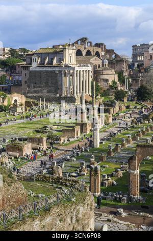 Vista della piazza centrale del foro Romano nella metà sinistra dell'immagine, a destra resti delle mura colonnate della Basilica Giulia Foto Stock
