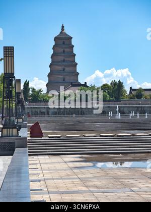 Pagoda Plaza con fontane e gradini - Un'ampia vista di una grande piazza con gradini e fontane a più livelli, che conduce verso la maestosa Big Wild Goose Pagod Foto Stock