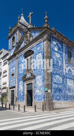 Portogallo, Porto, facciata dell'azulejo del XVIII secolo rivestita Capela das Almas o Cappella delle Anime, ma conosciuta anche come Cappella di Santa Catarina con 15947 piastrelle azulejo disegnate da Eduardo Leite. Foto Stock