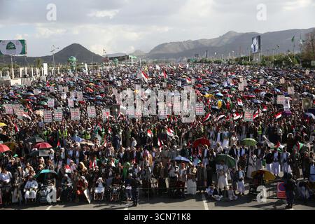 I sostenitori di Houthi tengono cartelli e bandiere durante una protesta anti-Israele, a Sana'a, Yemen, 19 settembre 2025. Ameen Ali Foto Stock