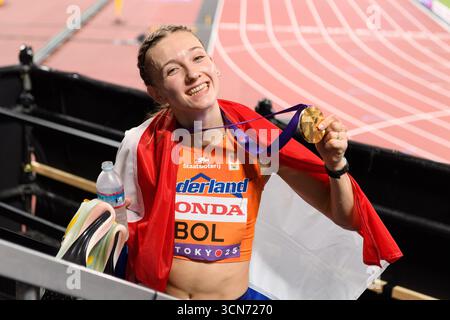 Femke Bol (Paesi Bassi) mostra la sua medaglia d'oro dopo aver vinto la finale dei 400 metri ostacoli durante i Campionati del mondo di atletica leggera 2025 al NationalStadium di Tokyo, Giappone. Credito: SPP Sport Press Photo. /Alamy Live News Foto Stock
