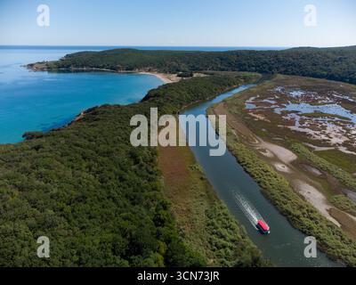 Vista aerea. La foce del fiume Ropotamo alla sua confluenza con il Mar Nero. Foto Stock