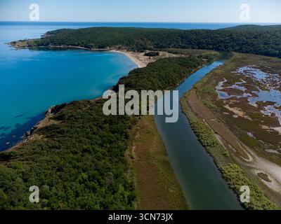 Vista aerea. La foce del fiume Ropotamo alla sua confluenza con il Mar Nero. Foto Stock