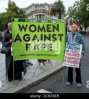 Londra, Regno Unito. 17 settembre 2025. I manifestanti anti anti-Trump rilasciano una dichiarazione nelle strade di Londra per protestare contro la visita di stato di Donald Trump nel Regno Unito Foto Stock