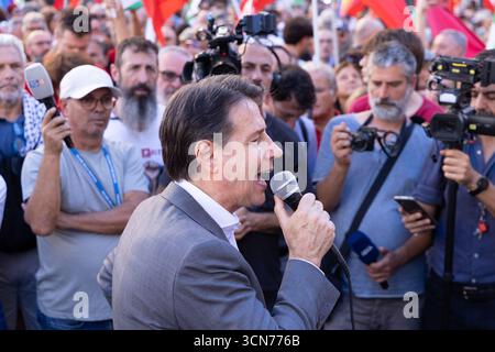 Roma, Italia. 19 settembre 2025. L'ex primo Ministro Giuseppe Conte interviene alla manifestazione di fronte al Palazzo Montecitorio organizzata dalla CGIL in solidarietà con la Palestina. Credito: Agenzia fotografica indipendente/Alamy Live News Foto Stock