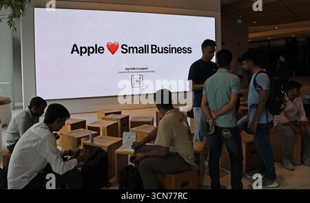 Mumbai, India. 19 settembre 2025. Pubblicità Apple visualizzata su uno schermo a LED all'interno dell'Apple Store presso il centro commerciale Jio World Drive al Bandra Kurla Complex (BKC). Gli appassionati di iPhone si sono riuniti in grandi quantità fuori dall'Apple Store per acquistare l'ultimo telefono cellulare iPhone serie 17 che è stato messo in vendita. L'iPhone serie 17 è disponibile in diverse varianti in India. Modello variante base a partire da 940,95 USD e modello da 2 TB con un costo di 2610 USD 60. Credito: SOPA Images Limited/Alamy Live News Foto Stock