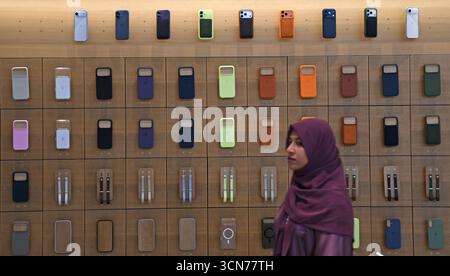 Mumbai, India. 19 settembre 2025. Copertine di vari modelli di telefoni cellulari iPhone mostrate all'interno dell'Apple store al centro commerciale Jio World Drive di Bandra Kurla Complex (BKC). Gli appassionati di iPhone si sono riuniti in grandi quantità fuori dall'Apple Store per acquistare l'ultimo telefono cellulare iPhone serie 17 che è stato messo in vendita. L'iPhone serie 17 è disponibile in diverse varianti in India. Modello variante base a partire da 940,95 USD e modello da 2 TB con un costo di 2610 USD 60. Credito: SOPA Images Limited/Alamy Live News Foto Stock