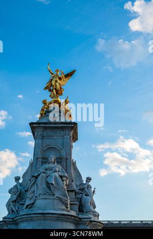 Londra, Regno Unito 09 luglio 2025 Queen Victoria Memorial con statua della vittoria alata (nike) in cima - Monumento di fronte a Buckingham Palace progettato da Thomas B. Foto Stock