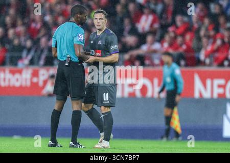 Germania. 17 settembre 2025. Fussball 3. Liga 6. Spieltag Rot-Weiss Essen - VfL Osnabrueck am 17.09.2025 im Stadion an der Hafenstrasse a Essen Schiedsrichter Assad Nouhoum ( Fuerstenfeldbruck ), links - im Gespraech mit Robin Meissner ( Osnabrueck ), rechts le normative DFB vietano qualsiasi uso di fotografie come sequenze di immagini e/o quasi-video. Foto: Revierfoto credito: ddp media GmbH/Alamy Live News Foto Stock