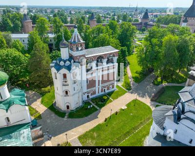 Uno scatto aereo del campanile del Monastero di Spaso-Evfimiyev, che mostra la sua facciata in mattoni rossi e bianca con alte finestre ad arco. Foto Stock