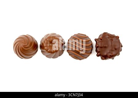 Quattro caramelle al cioccolato con vortici e strisce. Le caramelle sono disposte in fila su uno sfondo bianco Foto Stock