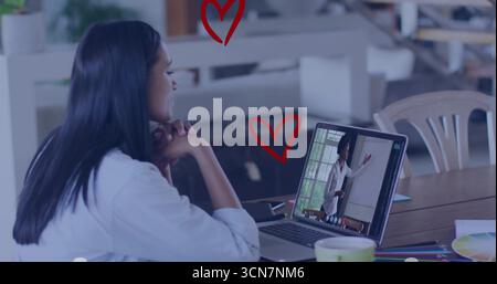 Donna che indossa una lavagna bianca con la parte superiore bianca sul laptop in ufficio, con campionessa a colori e spazio per copie Foto Stock