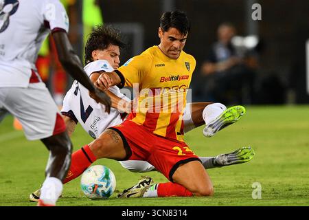 Lecce, Italia. 19 settembre 2025. L'ala sinistra di Lecce Riccardo Sottil (23 US Lecce) e il ritorno destro di Cagliari Marco Palestra (2 Cagliari calcio) in azione durante la partita di calcio di serie A Enilive 4 tra US Lecce e Cagliari calcio allo stadio via del Mare di Lecce, Italia, venerdì 19 settembre 2025. (Immagine di credito: © Giovanni Evangelista/LaPresse) credito: LaPresse/Alamy Live News Foto Stock