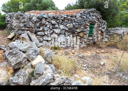 Bunje - ˝Bunje sono piccole case rustiche e riparo dal tempo sono vecchi "edifici in pietra a secco" (senza Malta) all'interno del Parco naturale di Telašćica Foto Stock