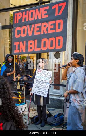 Gli attivisti hanno organizzato una protesta fuori dall'Apple Store in Regent Street, nel centro di Londra, il 17 settembre durante il lancio dell'iPhone 17. I manifestanti hanno tenuto manifesti che dichiaravano “iPhone 17 coperto di sangue”, accusando Apple di trarre profitto dalle miniere di cobalto in Congo legate al lavoro minorile e alle violazioni dei diritti umani. Le code dei clienti che tentavano di entrare nell'Apple Store di Regent Street sono state incontrate con canti, cartelloni e spettatori che si sono riuniti per assistere alla protesta. Foto Stock
