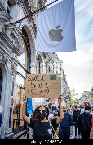 Gli attivisti hanno organizzato una protesta fuori dall'Apple Store in Regent Street, nel centro di Londra, il 17 settembre durante il lancio dell'iPhone 17. I manifestanti hanno tenuto manifesti che dichiaravano “iPhone 17 coperto di sangue”, accusando Apple di trarre profitto dalle miniere di cobalto in Congo legate al lavoro minorile e alle violazioni dei diritti umani. Le code dei clienti che tentavano di entrare nell'Apple Store di Regent Street sono state incontrate con canti, cartelloni e spettatori che si sono riuniti per assistere alla protesta. Foto Stock
