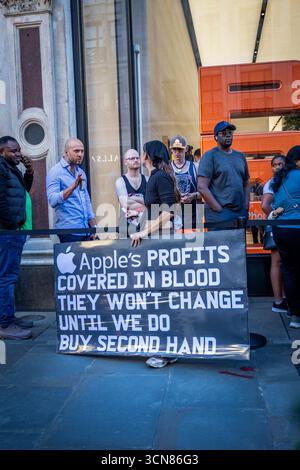 Gli attivisti hanno organizzato una protesta fuori dall'Apple Store in Regent Street, nel centro di Londra, il 17 settembre durante il lancio dell'iPhone 17. I manifestanti hanno tenuto manifesti che dichiaravano “iPhone 17 coperto di sangue”, accusando Apple di trarre profitto dalle miniere di cobalto in Congo legate al lavoro minorile e alle violazioni dei diritti umani. Le code dei clienti che tentavano di entrare nell'Apple Store di Regent Street sono state incontrate con canti, cartelloni e spettatori che si sono riuniti per assistere alla protesta. Foto Stock