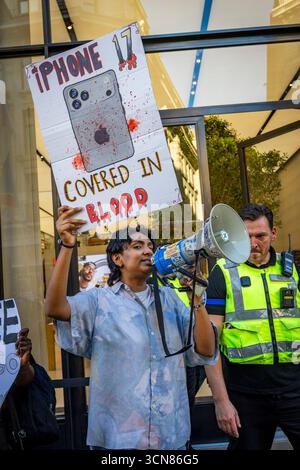 Gli attivisti hanno organizzato una protesta fuori dall'Apple Store in Regent Street, nel centro di Londra, il 17 settembre durante il lancio dell'iPhone 17. I manifestanti hanno tenuto manifesti che dichiaravano “iPhone 17 coperto di sangue”, accusando Apple di trarre profitto dalle miniere di cobalto in Congo legate al lavoro minorile e alle violazioni dei diritti umani. Le code dei clienti che tentavano di entrare nell'Apple Store di Regent Street sono state incontrate con canti, cartelloni e spettatori che si sono riuniti per assistere alla protesta. Foto Stock