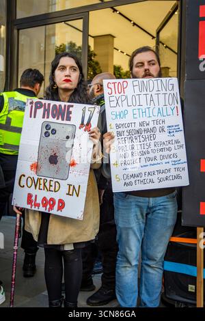 Gli attivisti hanno organizzato una protesta fuori dall'Apple Store in Regent Street, nel centro di Londra, il 17 settembre durante il lancio dell'iPhone 17. I manifestanti hanno tenuto manifesti che dichiaravano “iPhone 17 coperto di sangue”, accusando Apple di trarre profitto dalle miniere di cobalto in Congo legate al lavoro minorile e alle violazioni dei diritti umani. Le code dei clienti che tentavano di entrare nell'Apple Store di Regent Street sono state incontrate con canti, cartelloni e spettatori che si sono riuniti per assistere alla protesta. Foto Stock