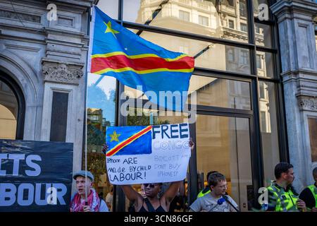 Gli attivisti hanno organizzato una protesta fuori dall'Apple Store in Regent Street, nel centro di Londra, il 17 settembre durante il lancio dell'iPhone 17. I manifestanti hanno tenuto manifesti che dichiaravano “iPhone 17 coperto di sangue”, accusando Apple di trarre profitto dalle miniere di cobalto in Congo legate al lavoro minorile e alle violazioni dei diritti umani. Le code dei clienti che tentavano di entrare nell'Apple Store di Regent Street sono state incontrate con canti, cartelloni e spettatori che si sono riuniti per assistere alla protesta. Foto Stock