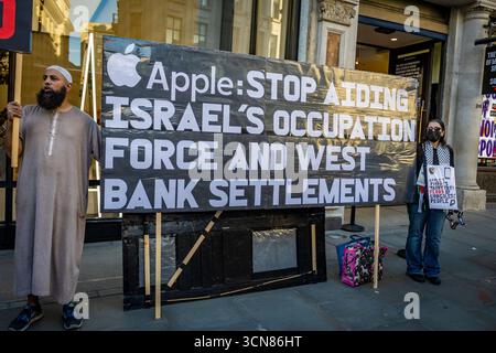 Gli attivisti hanno organizzato una protesta fuori dall'Apple Store in Regent Street, nel centro di Londra, il 17 settembre durante il lancio dell'iPhone 17. I manifestanti hanno tenuto manifesti che dichiaravano “iPhone 17 coperto di sangue”, accusando Apple di trarre profitto dalle miniere di cobalto in Congo legate al lavoro minorile e alle violazioni dei diritti umani. Le code dei clienti che tentavano di entrare nell'Apple Store di Regent Street sono state incontrate con canti, cartelloni e spettatori che si sono riuniti per assistere alla protesta. Foto Stock