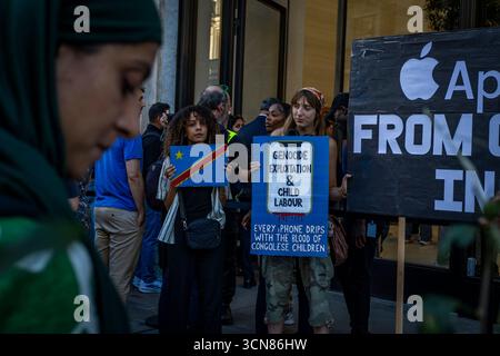 Gli attivisti hanno organizzato una protesta fuori dall'Apple Store in Regent Street, nel centro di Londra, il 17 settembre durante il lancio dell'iPhone 17. I manifestanti hanno tenuto manifesti che dichiaravano “iPhone 17 coperto di sangue”, accusando Apple di trarre profitto dalle miniere di cobalto in Congo legate al lavoro minorile e alle violazioni dei diritti umani. Le code dei clienti che tentavano di entrare nell'Apple Store di Regent Street sono state incontrate con canti, cartelloni e spettatori che si sono riuniti per assistere alla protesta. Foto Stock