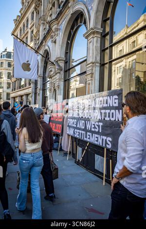 Gli attivisti hanno organizzato una protesta fuori dall'Apple Store in Regent Street, nel centro di Londra, il 17 settembre durante il lancio dell'iPhone 17. I manifestanti hanno tenuto manifesti che dichiaravano “iPhone 17 coperto di sangue”, accusando Apple di trarre profitto dalle miniere di cobalto in Congo legate al lavoro minorile e alle violazioni dei diritti umani. Le code dei clienti che tentavano di entrare nell'Apple Store di Regent Street sono state incontrate con canti, cartelloni e spettatori che si sono riuniti per assistere alla protesta. Foto Stock