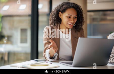 Una donna professionale che si occupa attivamente di attività e progetti di lavoro a distanza Foto Stock